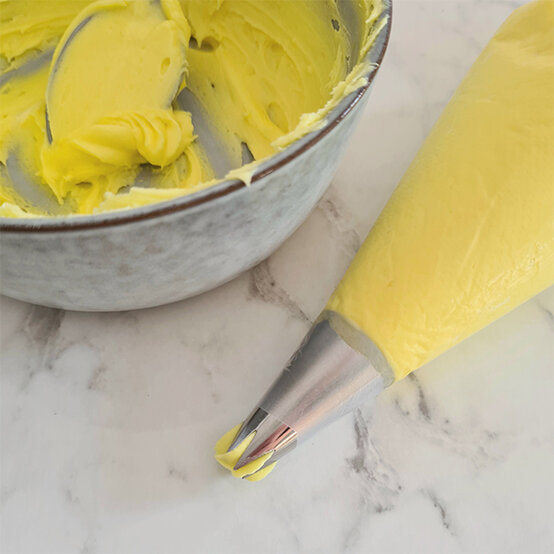 how-to-make-an-easter-chick-cake_step-3.jpg?sw=554&q=85