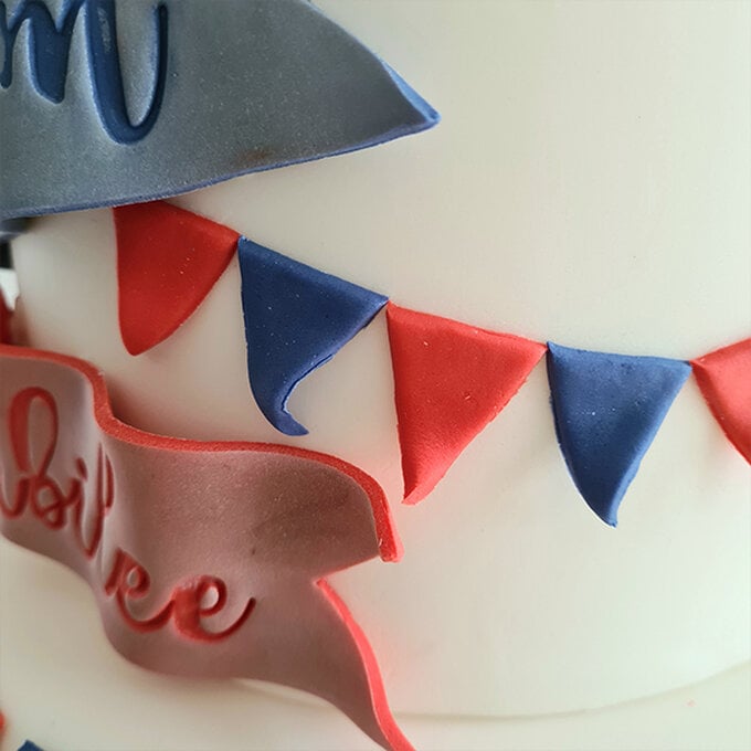 How-to-Make-a-Platinum-Jubilee-Showstopper-Cake_Step15b.jpg?sw=680&q=85