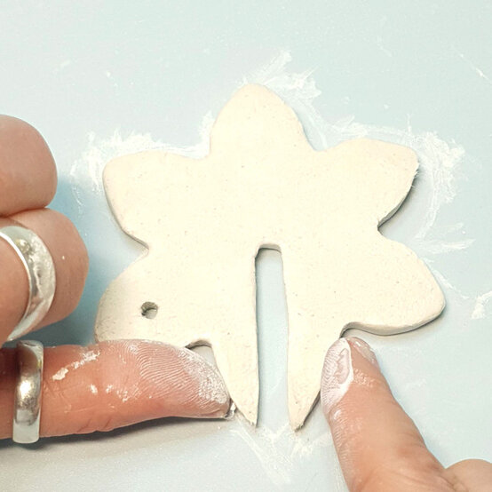 idea%5Feasy%2Dclay%2Dchristmas%2Ddecorations%2Dholly%5Fstep%2D4.jpg?sw=554&q=85