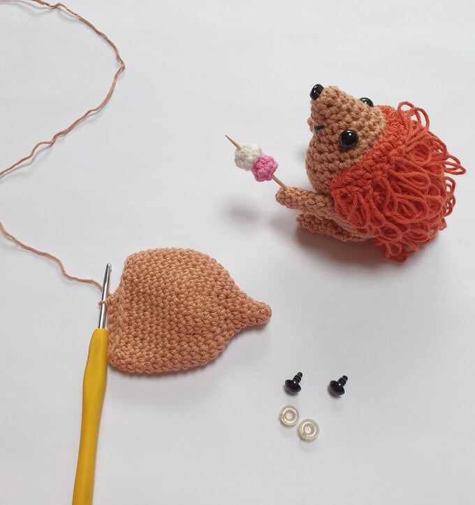 how-to-crochet-an-autumn-wreath-hedgehog-1.jpg?sw=680&q=85
