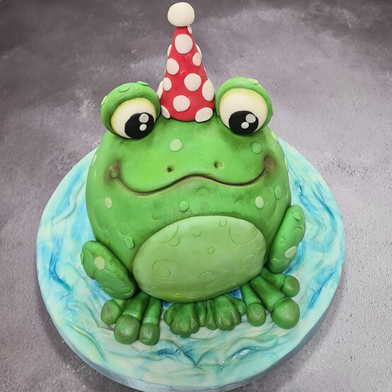 idea_how-to-make-a-frog-cake_step14.jpg?sw=554&q=85