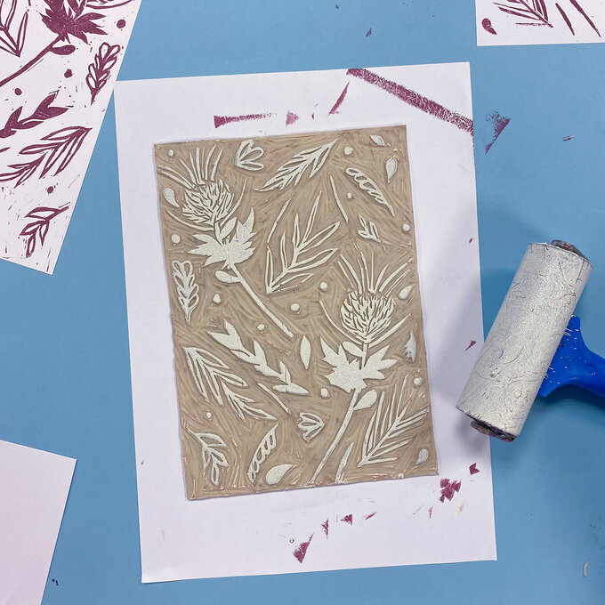 how-to-lino-cut-a-scottish-thistle-print_customise_step-2_1.jpg?sw=680&q=85