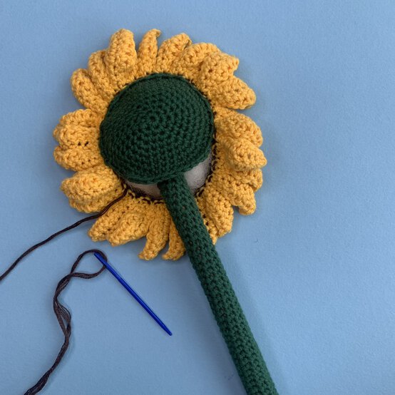 How-to-Crochet-Flowers_Sunflower%20Sewing%20UP%20%283%29.JPEG?sw=554&q=85