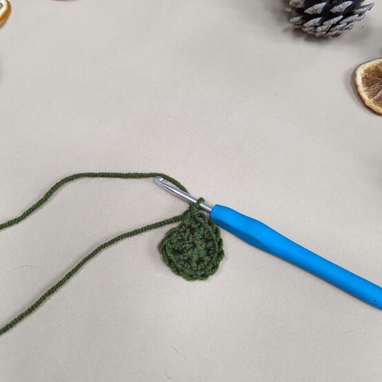 ideas%5Fstash%2Dbusting%2Dchristmas%2Dtable%2Ddecor%5Fstocking%2Dcutlery%2Dholders%5Fstep%2D1a.jpg?sw=554&q=85