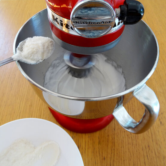 christmas-tree-meringues_step1.jpg?sw=554&q=85