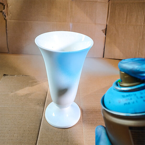 Montana%20Spray%20Paint%20Vase_Step2b.jpg?sw=554&q=85