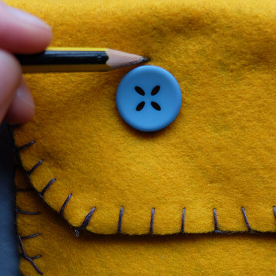 felt-pencilcase-step12.jpg?sw=554&q=85