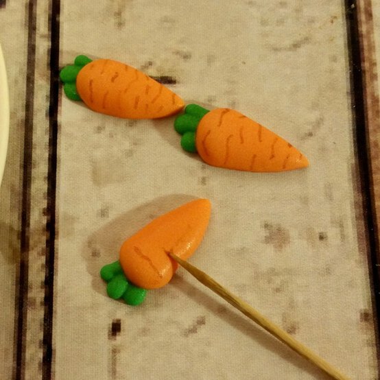 carrot-topper-cupcakes-5.jpg?sw=554&q=85