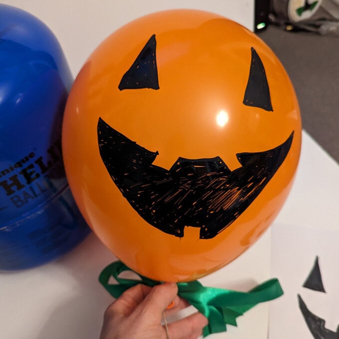 idea_personalised-halloween-balloons-halloween_step1.jpg?sw=680&q=85