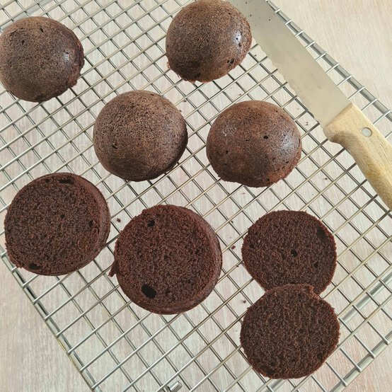 Idea_how-to-make-christmas-pudding-cakes_step1b.jpg?sw=554&q=85