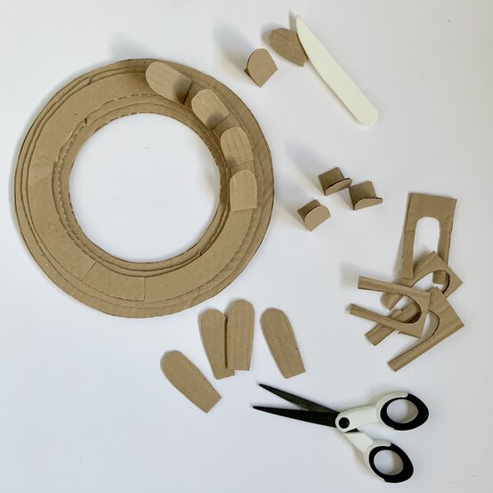 img_autumnleafwreathstep4.jpg?sw=554&q=85