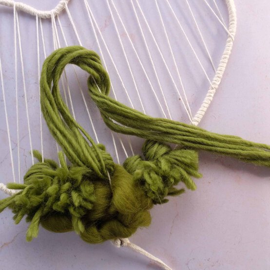 Idea_how-to-make-a-woven-heart-wreath_step9a.jpg?sw=554&q=85