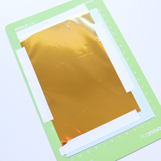 cricut_how-to-make-foiled-cake-toppers_step3.jpg?sw=554&q=85