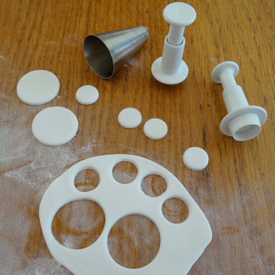 halloween-fault-line-cake-step-5.jpg?sw=554&q=85