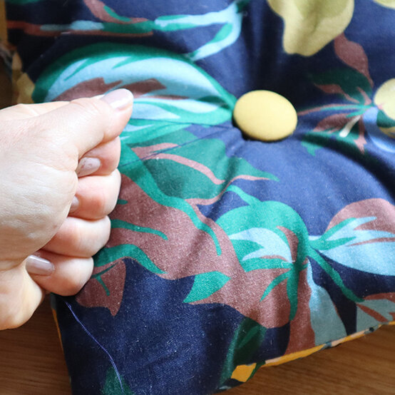 how-to-make-a-seat-cushion_step-12.jpg?sw=554&q=85