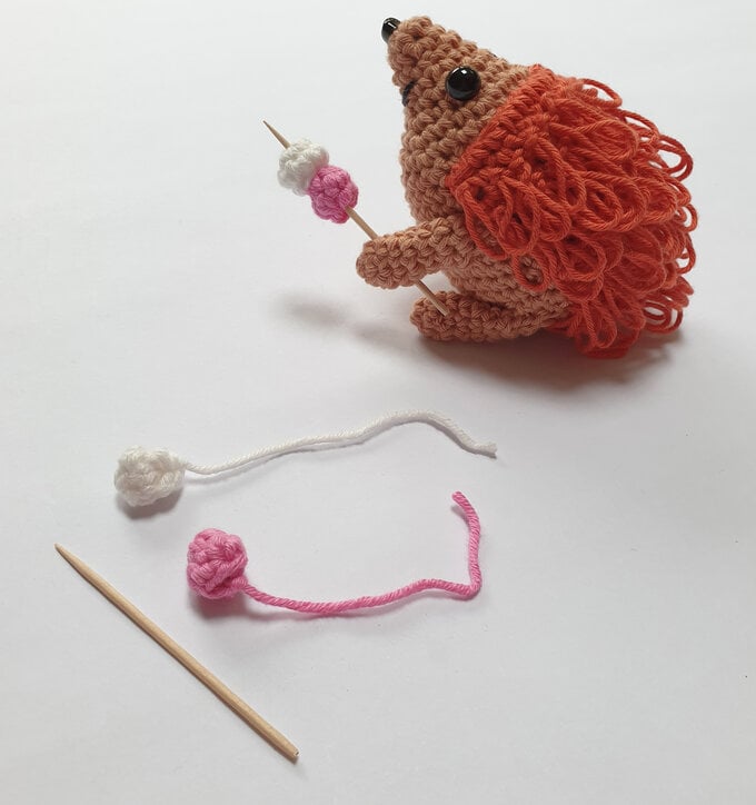how-to-crochet-an-autumn-wreath-hedgehog-7.jpg?sw=680&q=85