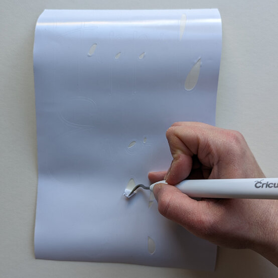 idea_how-to-make-a-celebration-sign-with-vinyl_step4.jpg?sw=554&q=85