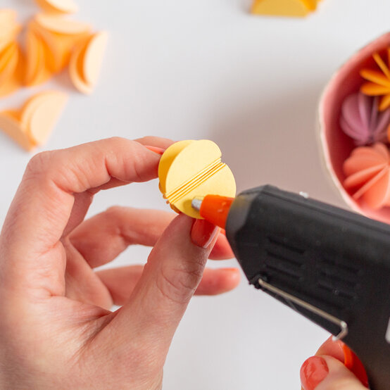 idea_sustainable-easter-projects-daisies_step3.jpg?sw=554&q=85