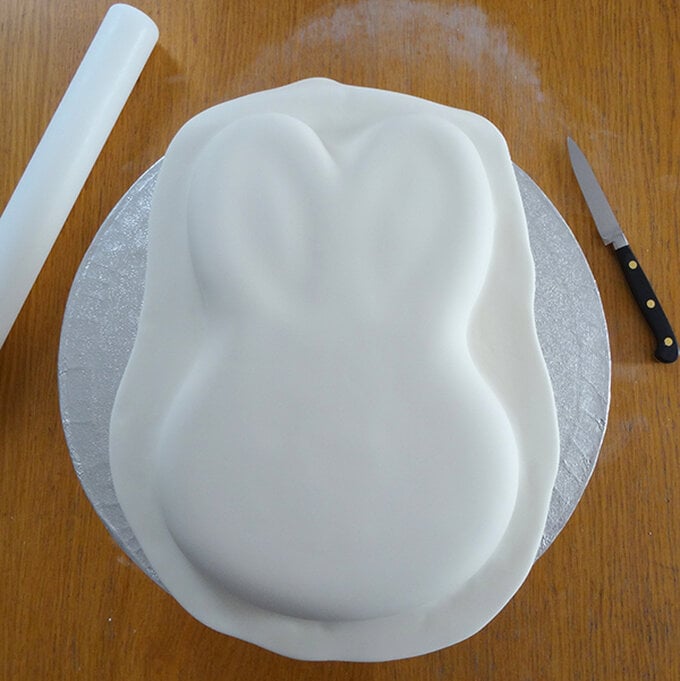 minimal-bunny-cake-12.jpg?sw=680&q=85