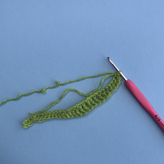 How-to-Crochet-Flowers_Tulip%20leaf%20-%20Round%201%20%285%29.JPEG?sw=554&q=85