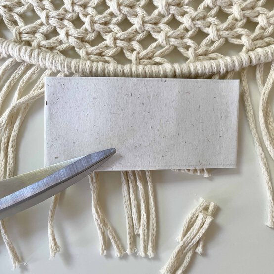 Idea_how-to-make-a-christmas-macrame-wreath_step12a.jpg?sw=554&q=85