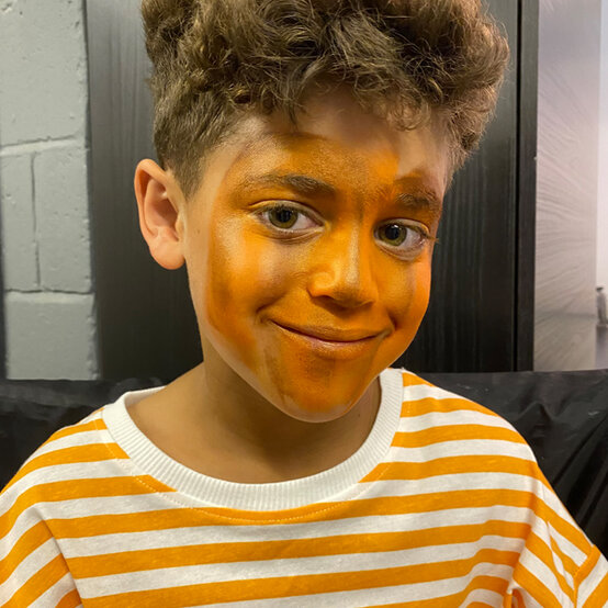 idea_halloween-face-paint-ideas-pumpkin_step2a.jpg?sw=554&q=85