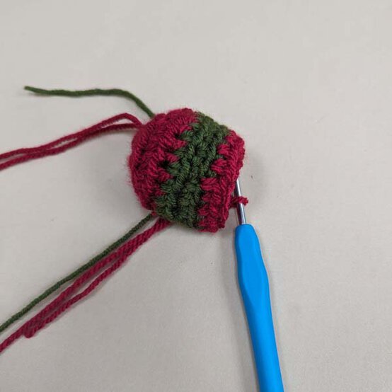 ideas%5Fstash%2Dbusting%2Dchristmas%2Dtable%2Ddecor%5Fdrinks%2Dbottle%2Daccessories%5Fstep%2D1b.jpg?sw=554&q=85