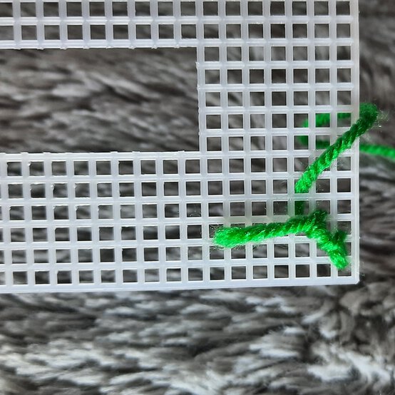 Idea_how-to-make-a-bargello-keyring_step3b.jpg?sw=554&q=85