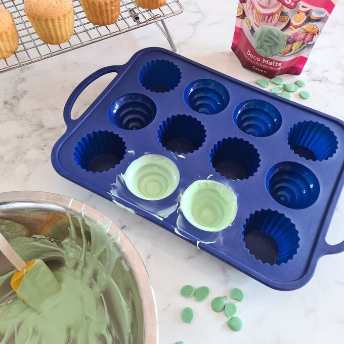 Idea_how-to-make-colourful-cupcakes_step3a.jpg?sw=680&q=85