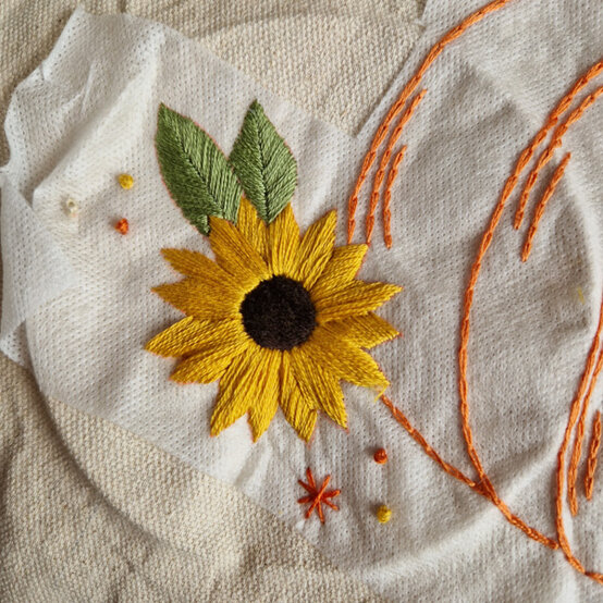 idea%5Fautumn%2Dembroidery%2Dprojects%2Dto%2Dtry%2Dcushion%5Fstep%2D07.jpg?sw=554&q=85