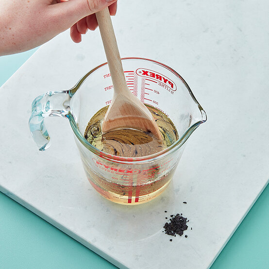 600x600_GSI_Candle_Making_Step4.jpg?sw=554&q=85