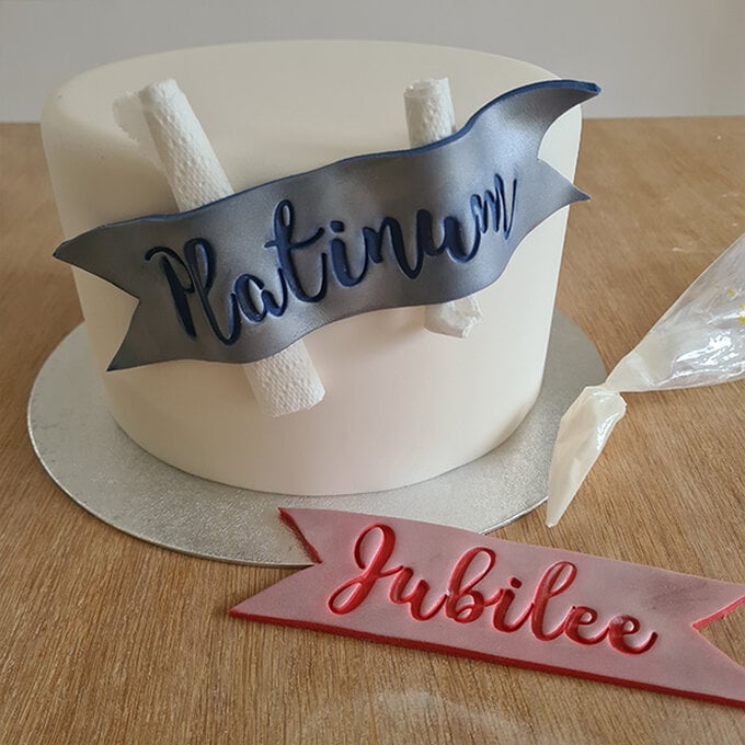 How-to-Make-a-Platinum-Jubilee-Showstopper-Cake_Step14b.jpg?sw=680&q=85