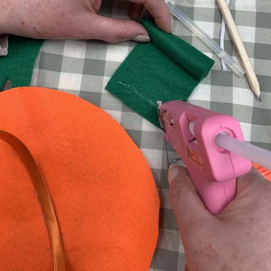 ideas%5Feasy%2Dhalloween%2Dcostumes%2Dfor%2Dkids%5Fpumpkin%2Dstep%2D1b.jpg?sw=554&q=85