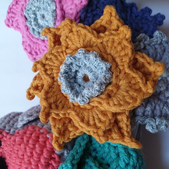 how_to_crochet_christmas_robin_wreath_image-4.jpg?sw=554&q=85