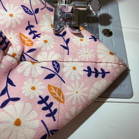 how-to-sew-a-quilted-makeup-bag_step18a.jpg?sw=554&q=85