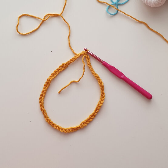 Idea_How-to-crochet-a-scrunchie_Step1.jpg?sw=554&q=85