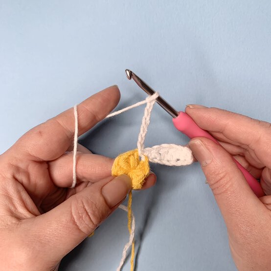 How-to-Crochet-Flowers_Daisy%20Round%202%20d.JPEG?sw=554&q=85