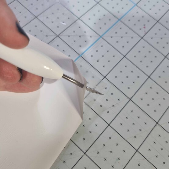 cricut-treat-bags-step-6-2.jpg?sw=554&q=85