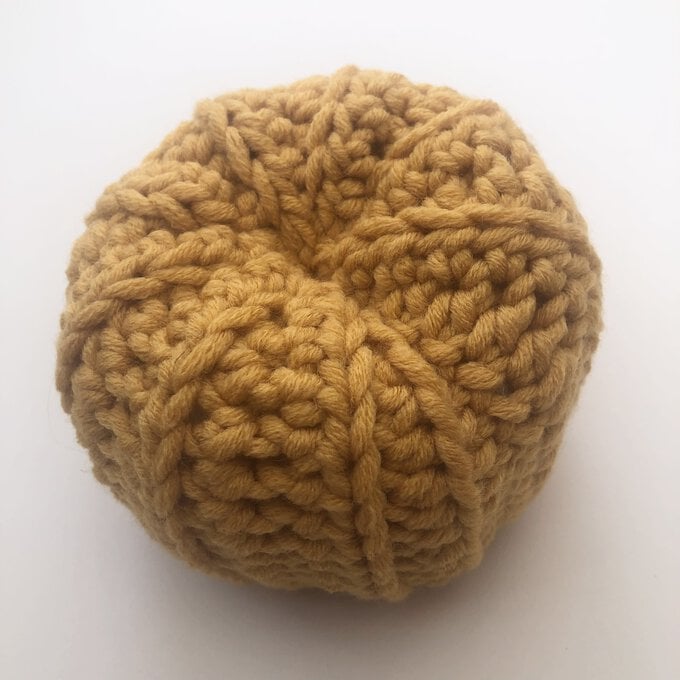 how-to-crochet-a-collection-of-pumpkins-step-1g.jpg?sw=680&q=85