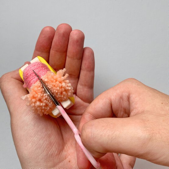 how_to_create_five_different_patterns_in_pom_poms_four_colour_pom_pom_pattern_step_4.jpg?sw=554&q=85