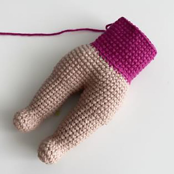 idea_how-to-crochet-amigurumi-mrs-claus_body5.jpg?sw=680&q=85