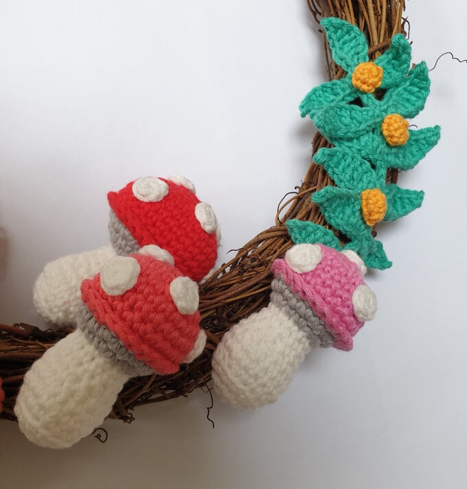 how-to-crochet-an-autumn-wreath-close-up.jpg?sw=680&q=85