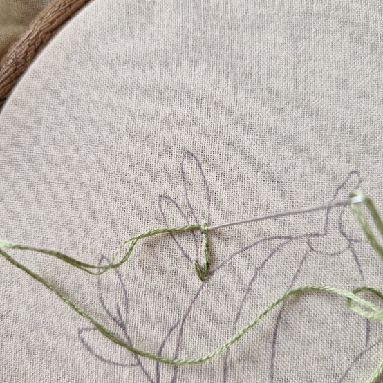 idea%5Fautumn%2Dembroidery%2Dprojects%2Dto%2Dtry%2Dhoop%5Fstep%2D26.jpg?sw=554&q=85