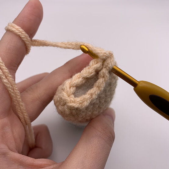 How%2Dto%2DCrochet%2Dan%2DAmigurumi%2DSheep%5FBackLegs%5F3.jpeg?sw=554&q=85