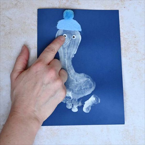 ideas%5Fhow%2Dto%2Dmake%2Dhand%2Dand%2Dfootprint%2Dchristmas%2Dcards%5Fsnowman%5F7.jpg?sw=554&q=85