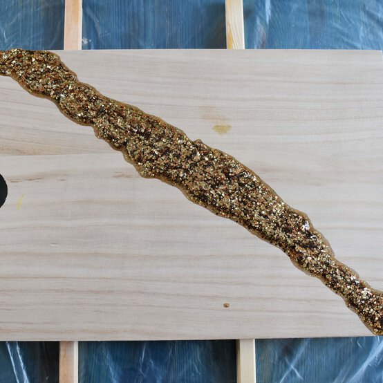 resin-cutting-board-step-2_5.jpg?sw=554&q=85