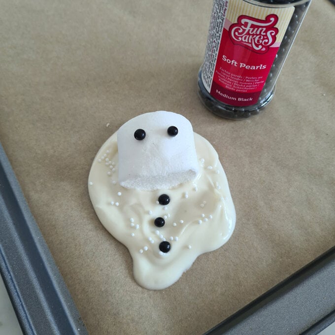 idea_how-to-make-melted-snowman-treats_step3b.jpg?sw=680&q=85