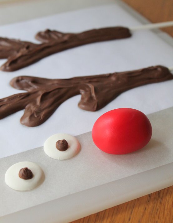 reindeer-cake4.jpg?sw=554&q=85