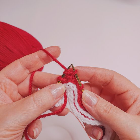 Ideas_How-to-Knit-Jubilee-Bunting-step-6.jpg?sw=554&q=85