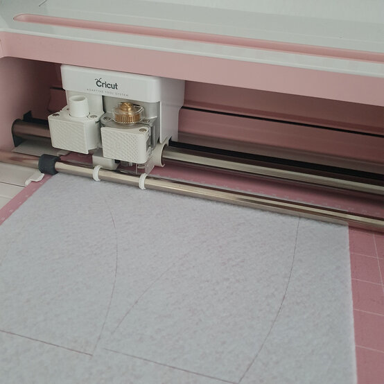 cricut-how-to-make-a-floral-headband-step3.1.jpg?sw=554&q=85